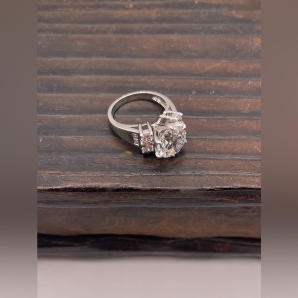 2.5 carat Round Cubic Zirconia solitaire in 925 Sterling Silver Setting - Size 6 - Picture 13 of 14